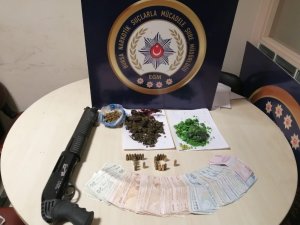 Polisi görünce uyuşturucuyu yakmaya çalıştılar