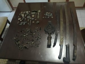 Tarihi eserleri internetten satışa çıkarınca yakalandı