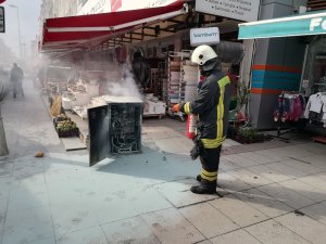 Sokak ortasında patlayan trafo paniğe neden oldu