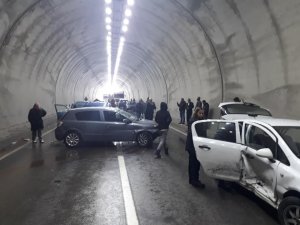 Tünelde 6 araç birbirine girdi