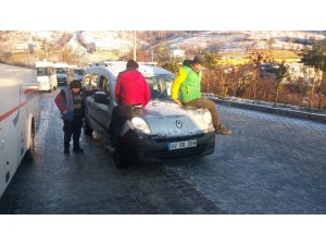 Buz pistine dönen yolda araçlar kaydı