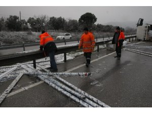 Alüminyum yüklü kamyon devrildi