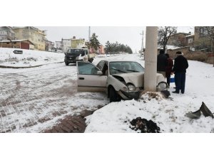 Otomobil elektrik direğine çarptı: 4 yaralı