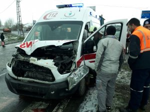 Ambulansla kamyonet çarpıştı: 2 yaralı