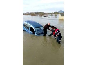 Sele kapılan araçta mahsur kalan sürücüyü itfaiye kurtardı