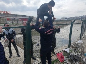 Telefonunu almak isterken çamura saplandı