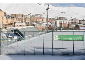 Hakkari'de kar nedeniyle tribünün çatısı çöktü