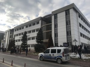 Güvenlik aramasında başına tüfek dayayıp üniversiteye girdi