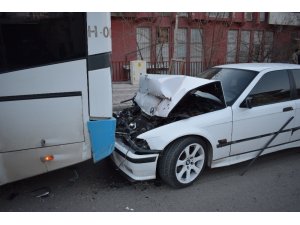 Malatya’da otomobil halk otobüsüne çarptı: 1 yaralı