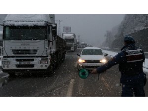 Zonguldak’ta kar küreme aracı devrildi