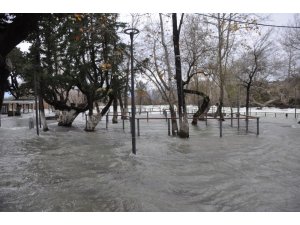 Manavgat Şelalesi’ndeki tesisler su altında kaldı