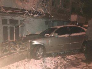 Kontrolden çıkan otomobil evin duvarına çarptı