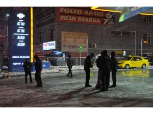 Arabasını tamir için geldi, yerden seken kurşunla yaralandı