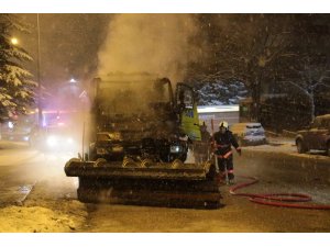 Başkent’te kar küreme aracı küle döndü
