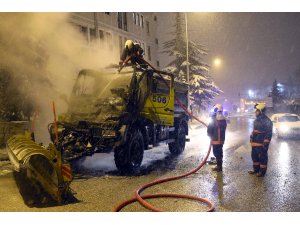 Başkentte seyir halindeki kar küreme aracı yandı