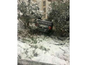 Karda kayan otomobil zeytin bahçesine devrildi