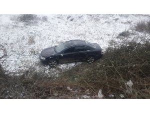 Buz tutan yoldan şarampole uçtu