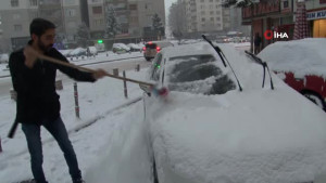 Karlar Altında Kalan Araçlarını Böyle Temizlediler