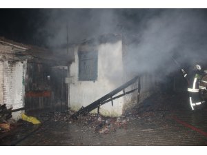 Kınık ve Aliağa’da tek katlı evde yangın