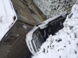 Karda kayarak evin bahçesine uçan otomobilin sürücüsü öldü