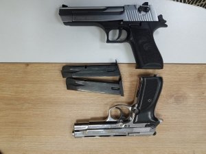 Şüpheli şahıslardan silah çıktı