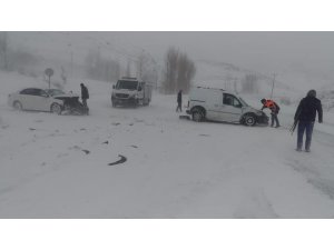 Yolda kayan araçlar kafa kafaya çarpıştı: 4 yaralı