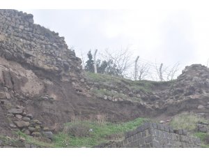 Şanlıurfa’da tarihi kalenin surları yağışlara dayanamadı