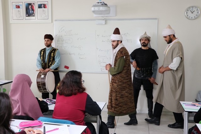 Sınıflarda "çat kapı" tarihi şahsiyetleri canlandırıyorlar