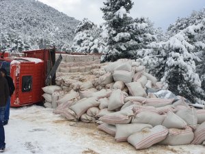 Konya-Antalya yolunda kar ulaşımı etkiledi