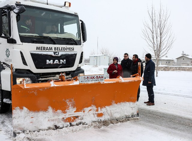 Meram’da ekipler kar mesaisinde