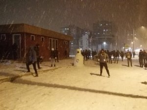 Üniversiteliler karın keyfini çıkardı