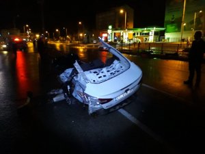 Beş parçaya ayrılan otomobilden yara almadan kurtuldu