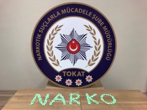 Kadın çantasının gizli bölmesinde uyuşturucu ele geçirildi
