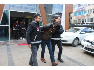 Müşteri kılığındaki polisler, fuhuş yapılan evde 4 kişiyi gözaltına aldı