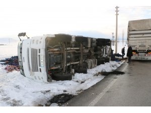 Denetimden kaçan domates yüklü kamyon devrildi