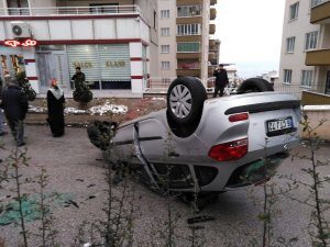Otomobil takla attı: 2 yaralı