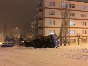 Karda kayan kamyon apartman bahçesine devrildi