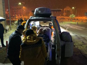 Rahatsızlanan kişi hastaneye paletli ambulansla taşındı