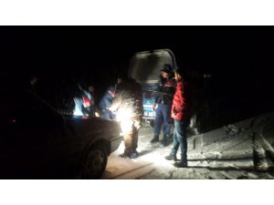 Kar ve tipide mahsur kalan aileyi jandarma kurtardı