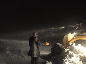 Kar nedeniyle kapanan yolda mahsur kalanlar kurtarıldı