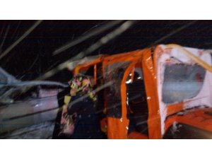 Kar ve tipide yollarda kalan 103 yolcu kurtarıldı
