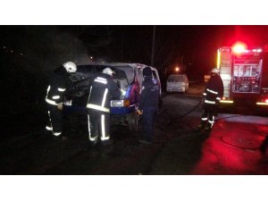 Park halindeki minibüs yanarak küle döndü