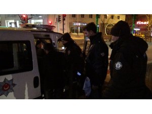 Engelli vatandaşı donmaktan bekçiler kurtardı