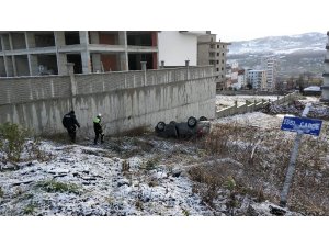 Buz tutan yolda otomobiliyle şarampole yuvarlanan kadın öğretmen ölümden döndü
