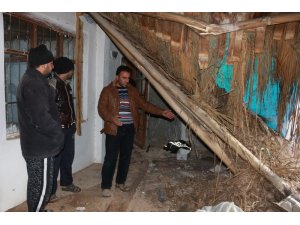 Yağışlara dayanamayan ev çöktü