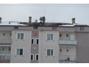 Sitenin çatısı alevlere teslim oldu