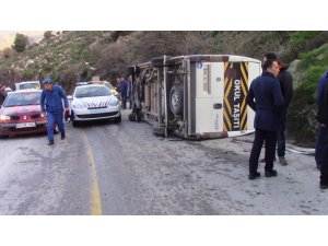 Bodrum’da öğrenci servisi devrildi