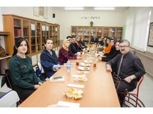 Öğrencileri için kitap okuyorlar