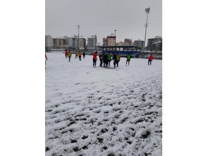 Yeşilyurt Belediyespor karla kaplı zeminde çalıştı