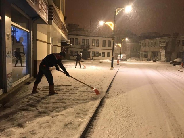Akşehir’de kar temizleme çalışmalarını sürdürüyor